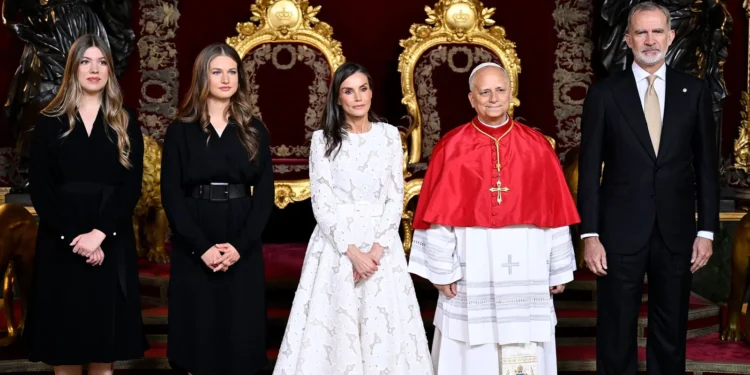 Los Reyes reciben con honores al Papa en su llegada a España