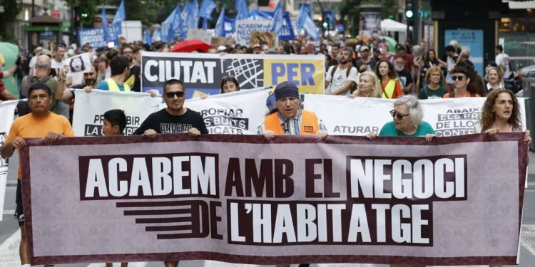 Centenares de personas se manifiestan en Valencia contra la especulación inmobiliaria y la crisis de vivienda 1 b49c1a6c e87b 43db bcc0 fc1cf8cd80e8 16 9 aspect ratio 1600w 0