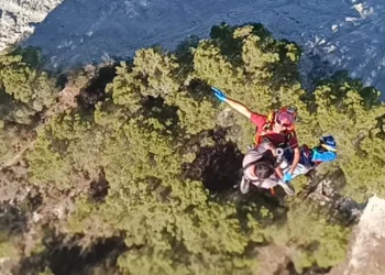 Rescatan en helicóptero a un senderista herido junto al embalse de Guadalest