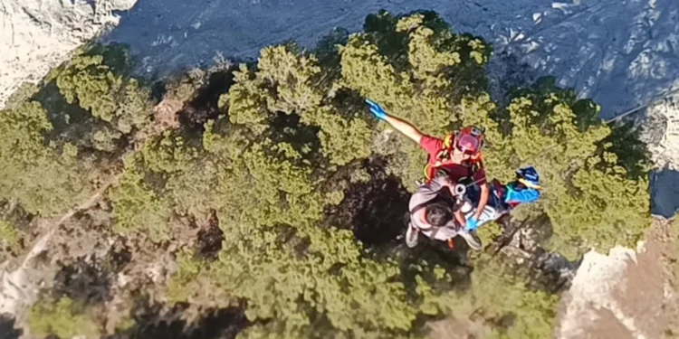 Rescatan en helicóptero a un senderista herido junto al embalse de Guadalest 1 Rescatan en helicóptero a un senderista herido junto al embalse de Guadalest