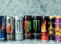 Los consumidores exigen vetar la publicidad de bebidas energéticas en redes y deporte para proteger a los menores