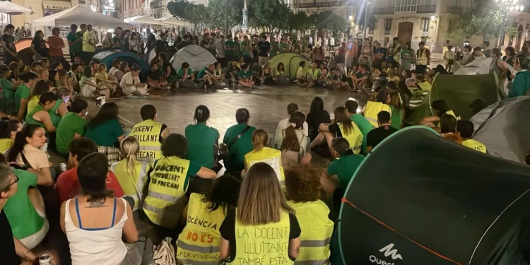 Una acampada en la plaza de la Mare de Déu cierra una jornada de protestas docentes y cortes de tráfico en Valencia 1 bb7140ae f664 48a5 a1f0 e74c580db4dd source aspect ratio 1200w 0