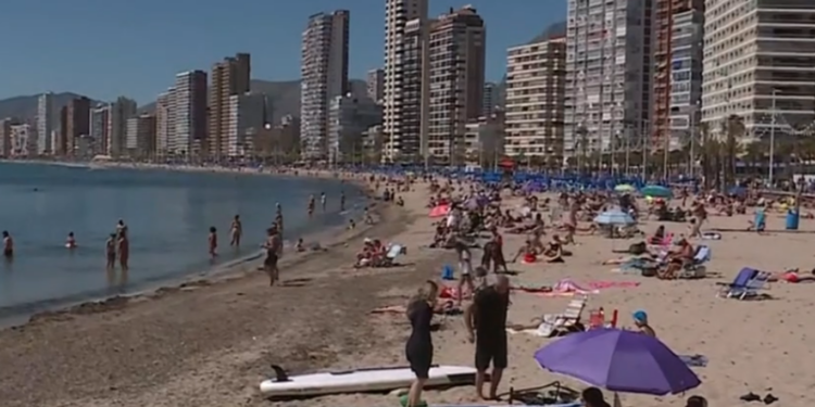 Detenido en Benidorm tras intentar ahogar presuntamente a una joven en el mar y a un niño en la arena de la playa de Poniente 1 benidorn 2