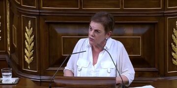 La portavoz de la formación soberanista, Mertxe Aizpurua, censura la estrategia de la oposición y reclama al presidente del Gobierno dar un paso al frente en la «exigencia democrática».