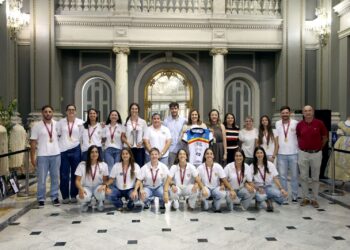 María José Catalá recibe al Valencia Club de Hockey femenino tras lograr el ascenso a la máxima categoría 14 c5c2c682 37f9 4a09 9e50 458f28765b00