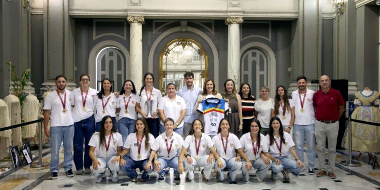 María José Catalá recibe al Valencia Club de Hockey femenino tras lograr el ascenso a la máxima categoría 1 c5c2c682 37f9 4a09 9e50 458f28765b00