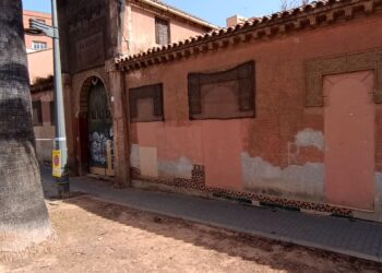 La impunidad del rodillo municipal: El Ayuntamiento de Valencia vuelve a profanar el patrimonio de 'La Ceramo' con pintura plástica tras prometer que no lo haría