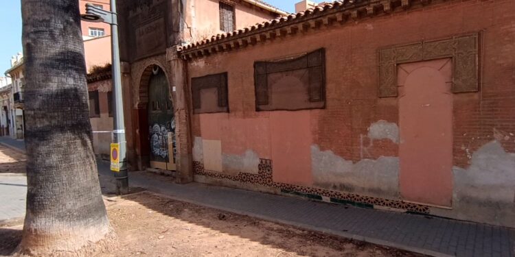 La impunidad del rodillo municipal: El Ayuntamiento de Valencia vuelve a profanar el patrimonio de 'La Ceramo' con pintura plástica tras prometer que no lo haría