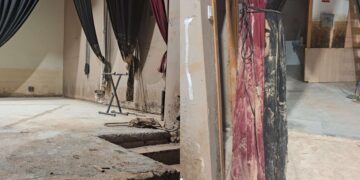 Veinte meses después de la catástrofe, el barro y la parálisis institucional aún ahogan la Casa de la Cultura de Albal