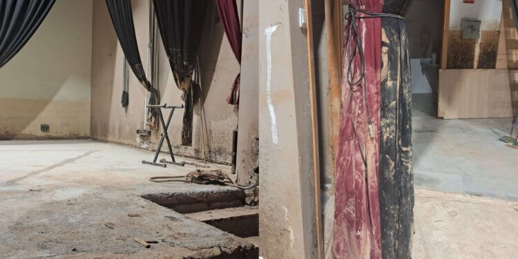 Veinte meses después de la catástrofe, el barro y la parálisis institucional aún ahogan la Casa de la Cultura de Albal