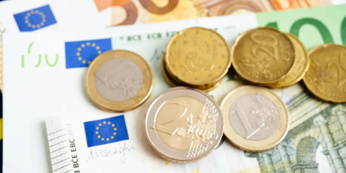 Cuánto dinero hace falta para ser feliz en España? Un estudio le pone cifra según la ciudad