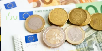 Cuánto dinero hace falta para ser feliz en España? Un estudio le pone cifra según la ciudad