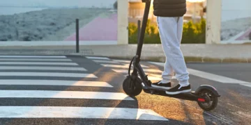 Nuevas normas de tráfico en España: edad mínima de 15 años para patinetes y guantes obligatorios en moto desde octubre