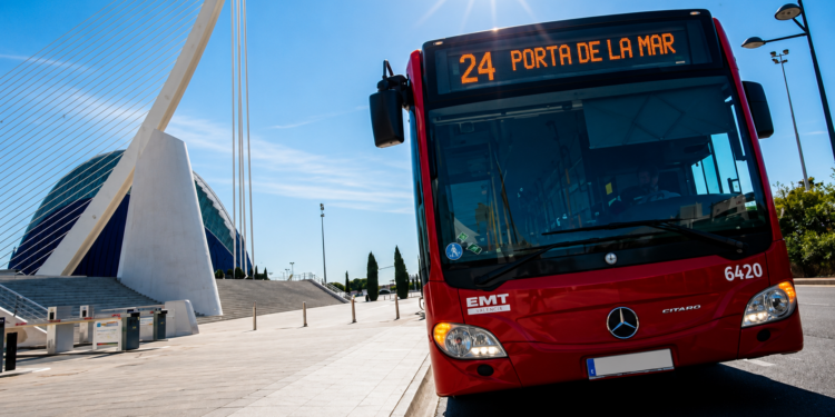 EMT Valencia mantendrá durante todo el año el refuerzo de las líneas 24 y 25 hacia Pobles del Sud 1 emt