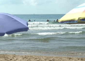 El futuro de la playa nudista de Bellver abre un intenso debate tras un cambio en la normativa de Oropesa