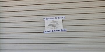 Los investigadores localizan vestigios biológicos con luces forenses y luminol en la ropa interior de la víctima
