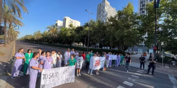 Los médicos valencianos elevan la presión: cortes de tráfico y protestas frente a los hospitales en plena huelga
