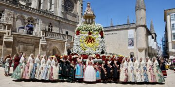 Valencia brilla en la Ofrenda de Burgos con la Fallera Mayor y su Corte de Honor