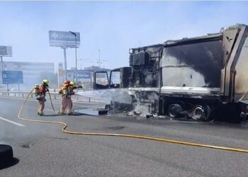 Un incendio en un camión de residuos obliga a intervenir de urgencia a los bomberos en la A-3 a la altura de Chirivella 14 Un incendio en un camión de residuos obliga a intervenir de urgencia a los bomberos en la A-3 a la altura de Chirivella