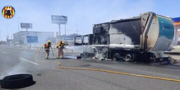 Un incendio en un camión de residuos obliga a intervenir de urgencia a los bomberos en la A-3 a la altura de Chirivella