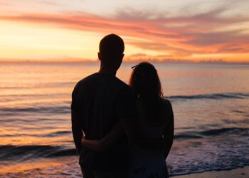 El fenómeno del «solomoon» gana terreno: cada vez más parejas se van de vacaciones por separado