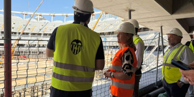 Detrás del futuro estadio del Valencia CF hay cientos de trabajadores y un objetivo claro: cero accidentes