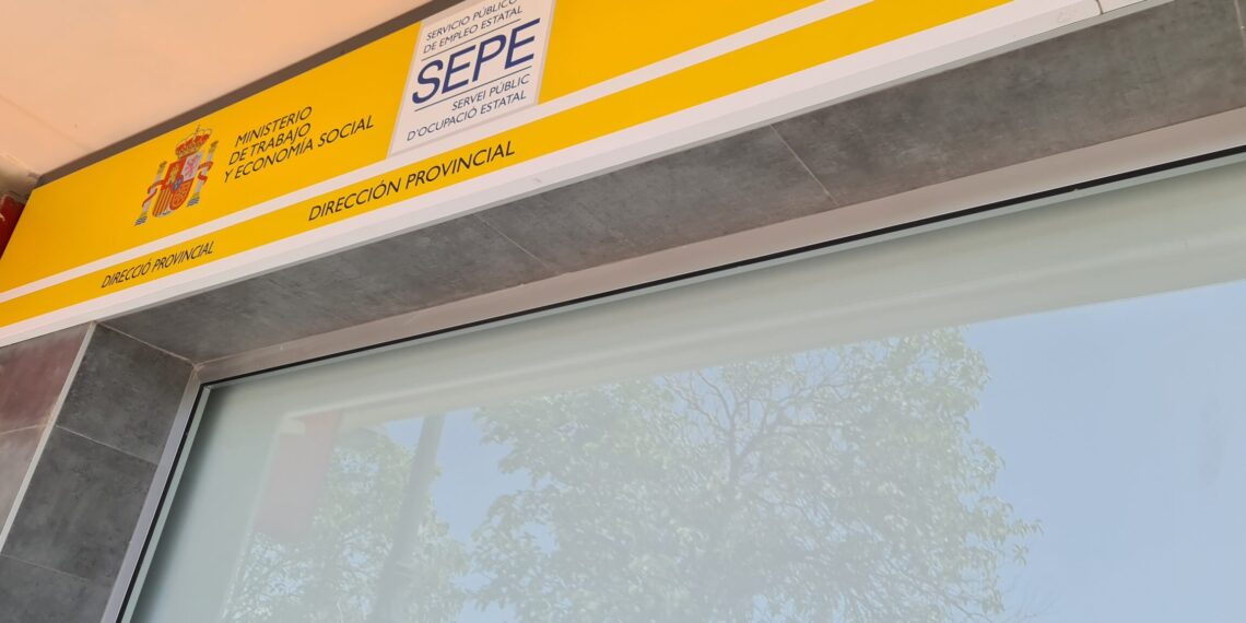 El desempleo sube en 44.419 personas tras el cierre de la campaña estival de servicios, pero el volumen total se mantiene en 2,35 millones de parados y la cobertura prestacional alcanza el 86,8%. 1 El desempleo sube en 44.419 personas tras el cierre de la campaña estival de servicios, pero el volumen total se mantiene en 2,35 millones de parados y la cobertura prestacional alcanza el 86,8%.