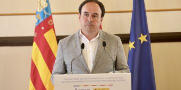 Pérez Llorca planta cara a Vox y se declara “defensor” de la Acadèmia Valenciana de la Llengua
