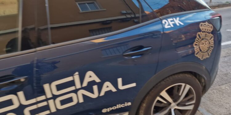 Detenido en Alicante tras ser sorprendido vendiendo droga en el portal de su vivienda 1 policia nacional 1