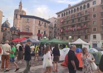 El profesorado vuelve al centro de la plaza de la Mare de Déu tras el Corpus y mantiene viva la protesta educativa en Valencia