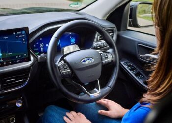 Ford presenta en Almussafes un Kuga capaz de circular sin manos gracias a tecnología desarrollada en Valencia