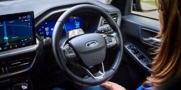 Ford presenta en Almussafes un Kuga capaz de circular sin manos gracias a tecnología desarrollada en Valencia
