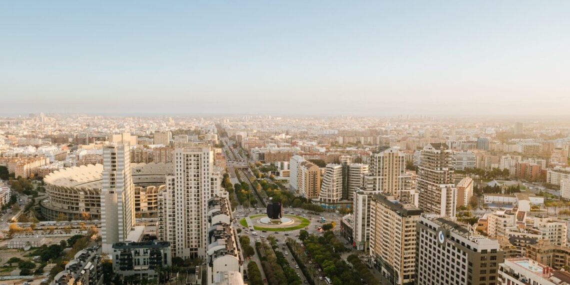 Valencia actualiza su Plan General para adaptarse al coliving, la energía solar y las nuevas formas de ciudad 1 0530 Valencia av. Corts. Foto @David Rota. Visit Valencia