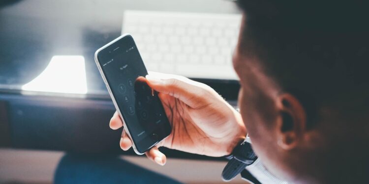 Valencia instalará quioscos digitales en las pedanías para atender a los vecinos cualquier día de la semana 1 0709 Persona mira movil