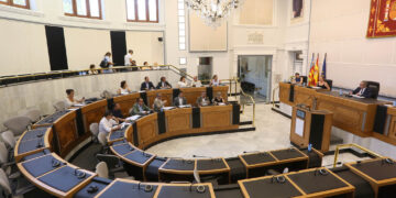 PSPV y Compromís plantan el pleno de la Diputación de Alicante por la inadmisión de una moción sobre transporte rural