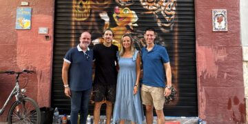 El arte urbano homenajea a la emblemática iluminación de la Falla Cuba-Puerto Rico con un nuevo mural en Russafa