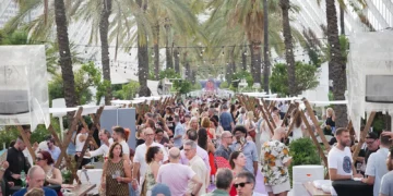 Requena conquista Valencia con una gran fiesta para presentar su capitalidad como Ciudad Española del Vino 2026