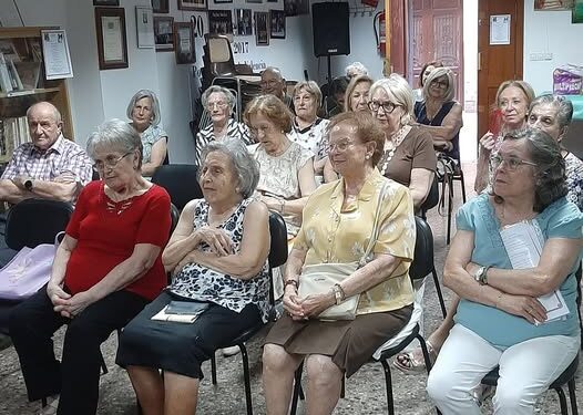La burocracia amenaza con desahuciar a los "Poetas Unidos": el refugio cultural de la tercera edad, al borde del abismo 1 La burocracia amenaza con desahuciar a los "Poetas Unidos": el refugio cultural de la tercera edad, al borde del abismo
