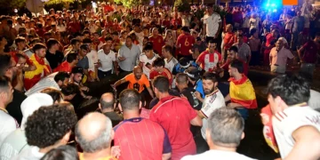 Muere un menor de 13 años tras derrumbarse una fuente durante las celebraciones del Mundial en Salamanca