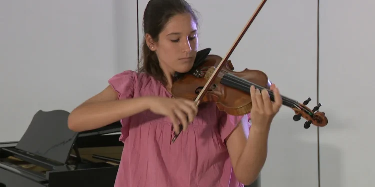 Cecília Arnau, la violinista de Tavernes que ya deslumbra en los escenarios europeos 1 7e9cd1b6 2c90 417d 8e52 8e2ecb21b7c1 16 9 aspect ratio 1600w 0