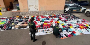 La Guardia Civil interviene cerca de 600 productos presuntamente falsificados en Alcalà de Chivert