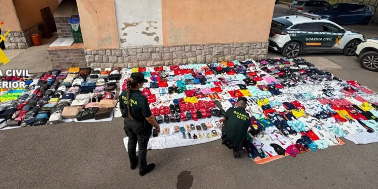 La Guardia Civil interviene cerca de 600 productos presuntamente falsificados en Alcalà de Chivert 1 La Guardia Civil interviene cerca de 600 productos presuntamente falsificados en Alcalà de Chivert