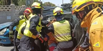 Cinco heridos en un accidente en Muchamel tras volcar uno de los vehículos