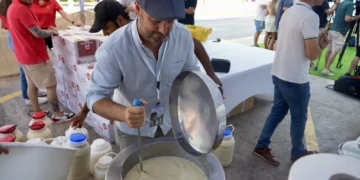 Alboraya vuelve a rendirse a su bebida más emblemática con más de mil litros de horchata repartidos en un solo día
