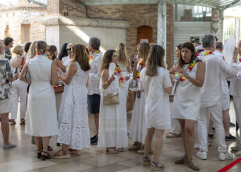 Ambientazo en la Fiesta Blanca del Mercado de Colon scaled 1