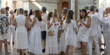 Ambientazo en la Fiesta Blanca del Mercado de Colon scaled 1