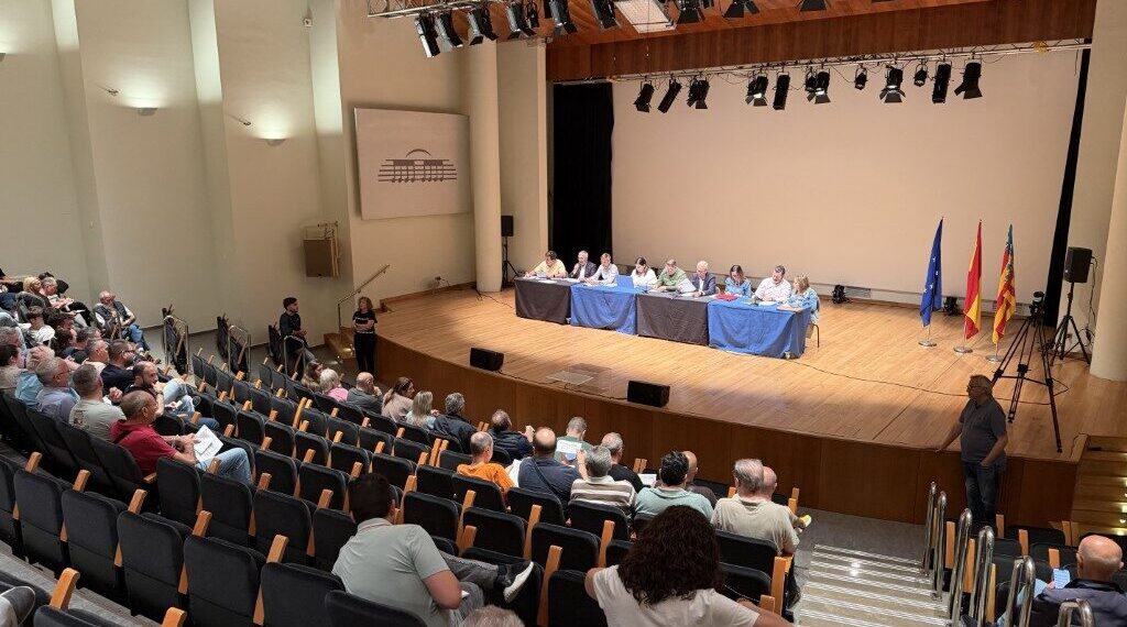 El mundo fallero rechaza ampliar la Ofrenda a tres días y mantendrá el modelo tradicional 1 Asamblea de presidentes y presidentes de falla 3 Mediana rotated 1