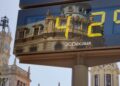 El calor da un ligero respiro en la Comunitat Valenciana, pero continúan los avisos por altas temperaturas y riesgo extremo de incendios 11 CALOR GRADOS TERMOMETRO VALENCIA PLAZA 20190627 223438 6