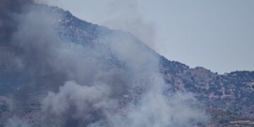 Amplio despliegue de medios aéreos y terrestres para combatir un incendio forestal en Soneja (Castellón)