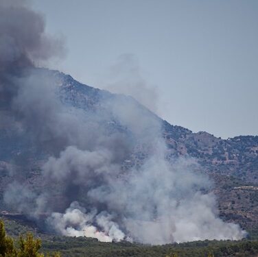 Amplio despliegue de medios aéreos y terrestres para combatir un incendio forestal en Soneja (Castellón) 1 Amplio despliegue de medios aéreos y terrestres para combatir un incendio forestal en Soneja (Castellón)